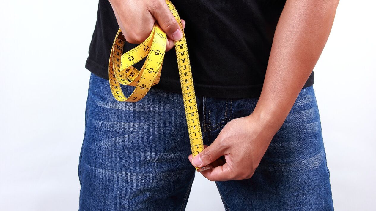 маж што го мери пенисот пред да го зголеми